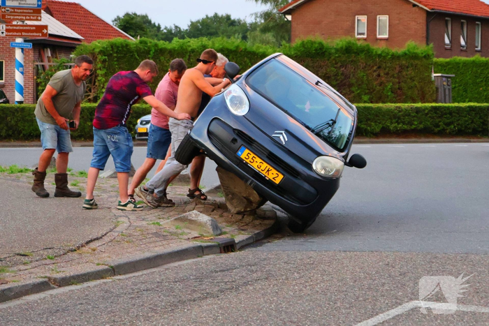 Omstanders helpen ongelukkige automobilist