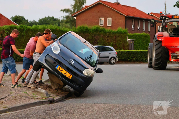 Omstanders helpen ongelukkige automobilist