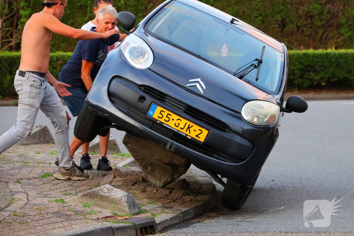Omstanders helpen ongelukkige automobilist