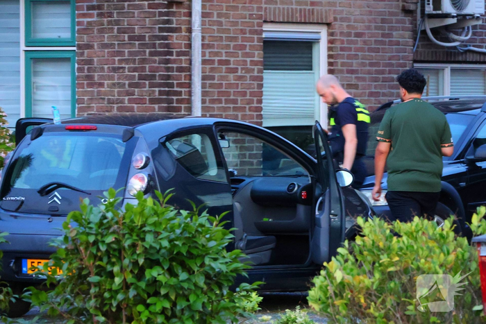 Omstanders helpen ongelukkige automobilist