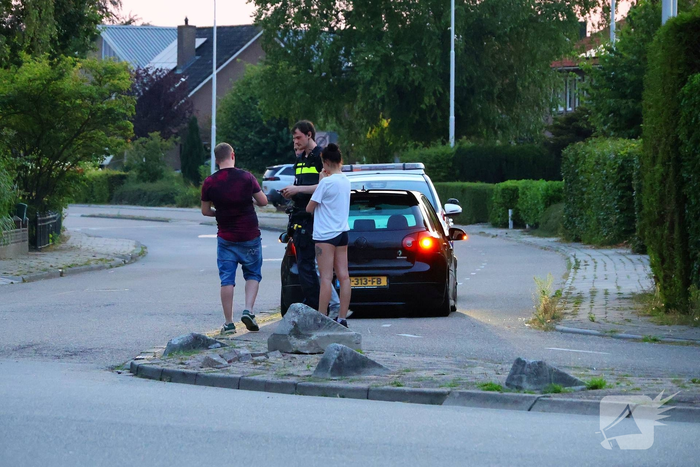 Omstanders helpen ongelukkige automobilist