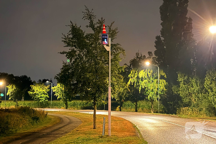 Vandalen zetten verkeerskegel op flitspaal