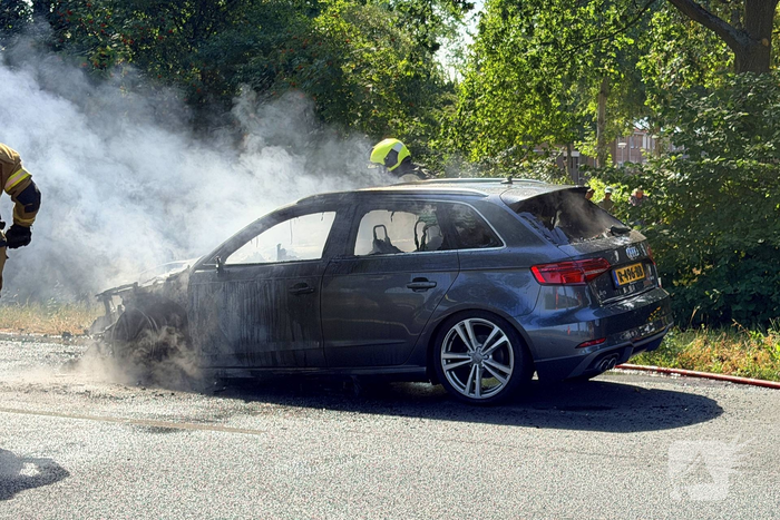 Brand in rijdende auto tijdens late ochtend