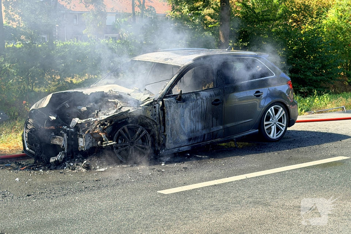 Brand in rijdende auto tijdens late ochtend