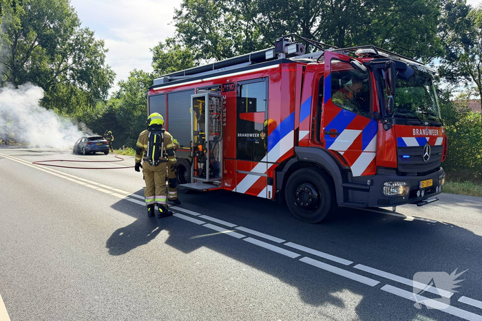 Brand in rijdende auto tijdens late ochtend