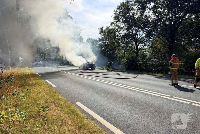 Brand in rijdende auto tijdens late ochtend