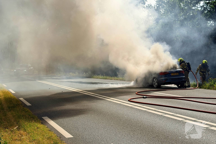 Brand in rijdende auto tijdens late ochtend