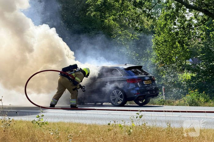 Brand in rijdende auto tijdens late ochtend
