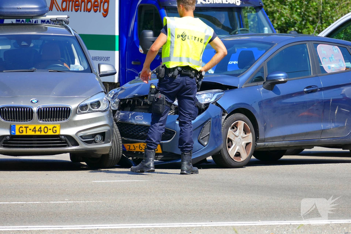 Verkeershinder door afzetting nadat auto's botsen