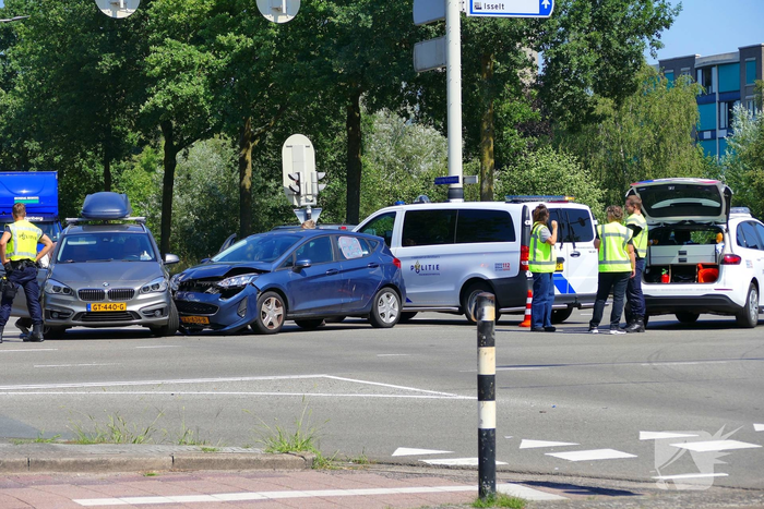 Verkeershinder door afzetting nadat auto's botsen