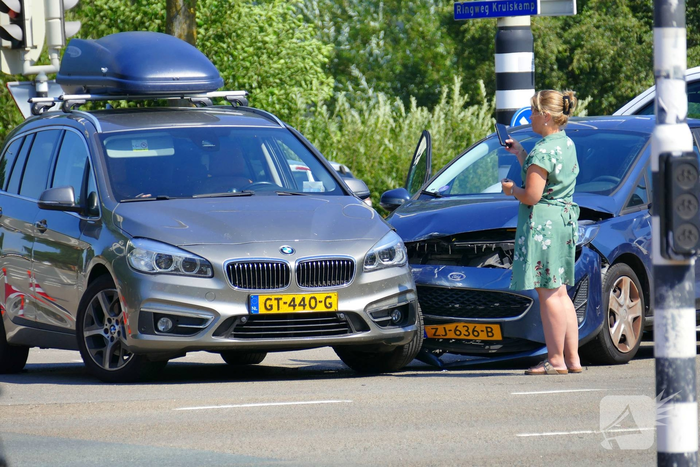 Verkeershinder door afzetting nadat auto's botsen