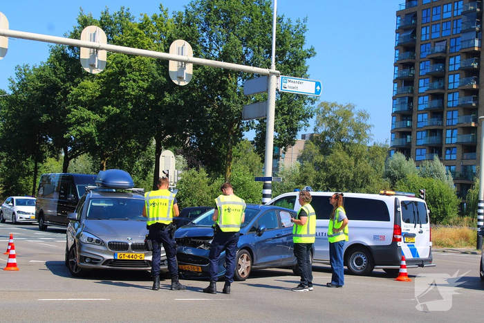 Verkeershinder door afzetting nadat auto's botsen