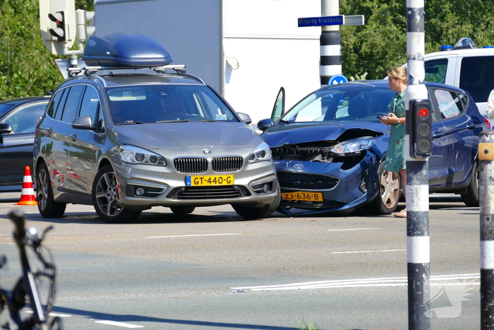 Verkeershinder door afzetting nadat auto's botsen