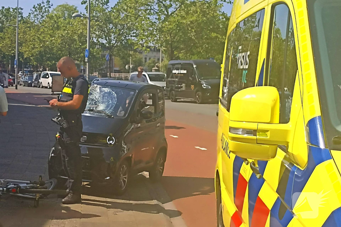 Auto zwaar beschadigd na ongeval met fietser