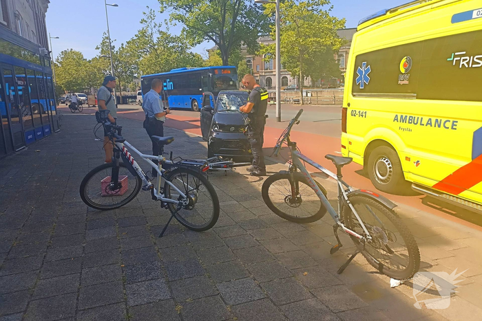 Auto zwaar beschadigd na ongeval met fietser