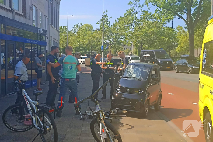 Auto zwaar beschadigd na ongeval met fietser