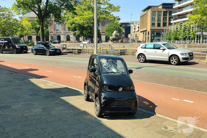 Auto zwaar beschadigd na ongeval met fietser