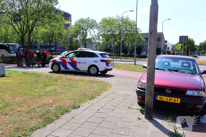 Auto en fietser botsen tijdens verkeersincident