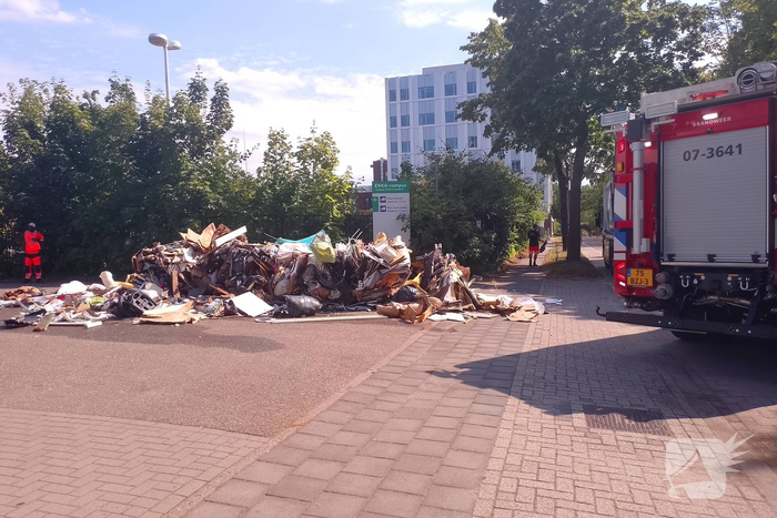Vuilniswagen dumpt afval na rookontwikkeling