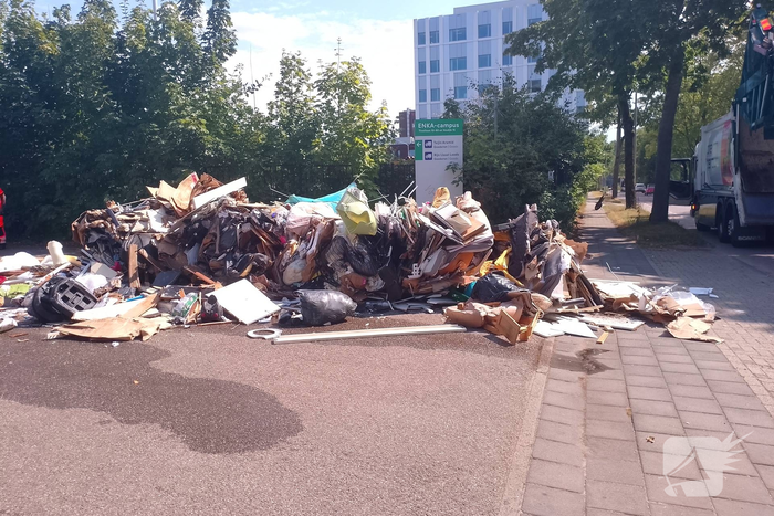 Vuilniswagen dumpt afval na rookontwikkeling