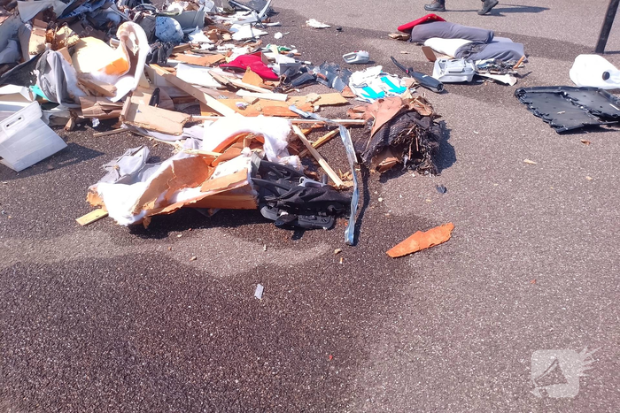 Vuilniswagen dumpt afval na rookontwikkeling
