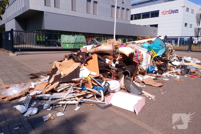 Vuilniswagen dumpt afval na rookontwikkeling