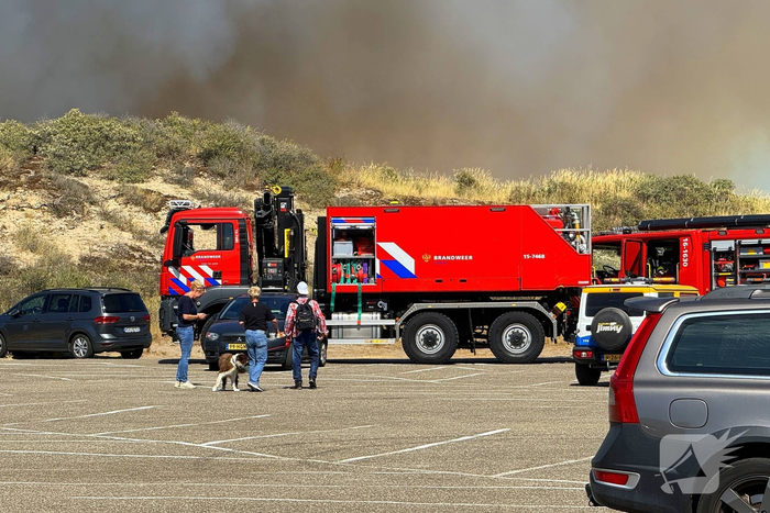 Brand in duinen zorgt voor grote rookontwikkeling