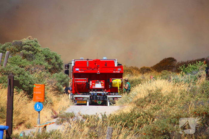 Brand in duinen zorgt voor grote rookontwikkeling