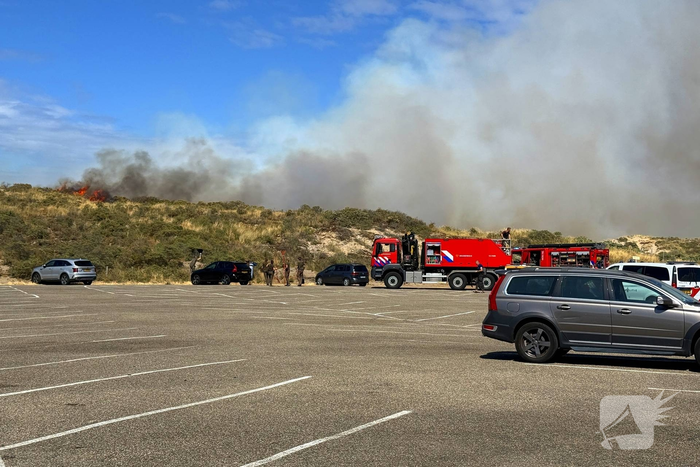 Brand in duinen zorgt voor grote rookontwikkeling