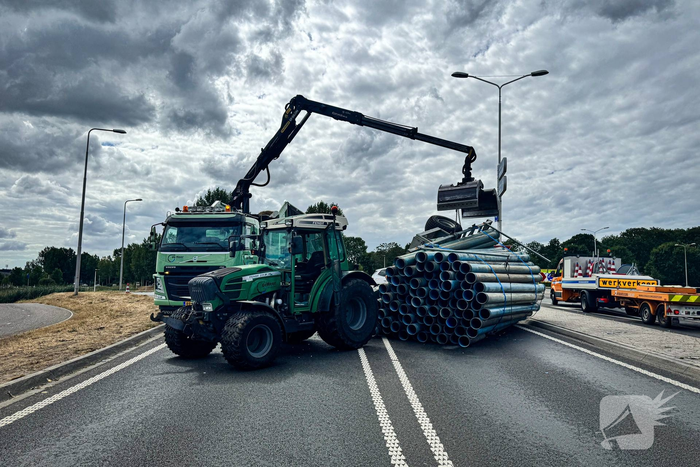 Aanhanger van tractor gekanteld op weg