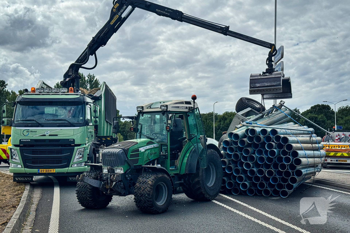 Aanhanger van tractor gekanteld op weg