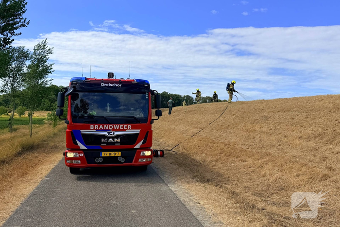 Grasbrand op dijk snel geblust