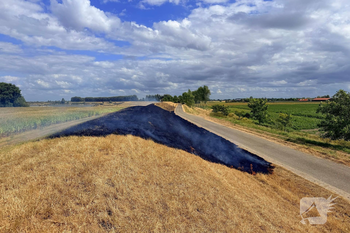 Grasbrand op dijk snel geblust