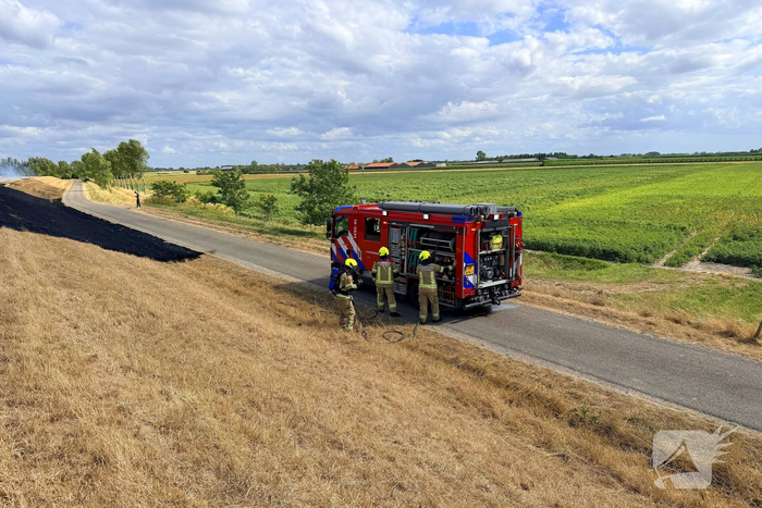 Grasbrand op dijk snel geblust