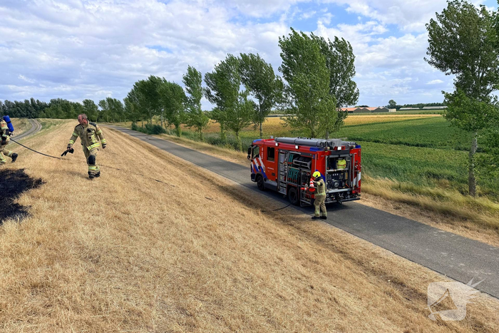 Grasbrand op dijk snel geblust