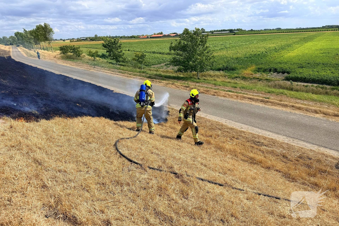 Grasbrand op dijk snel geblust