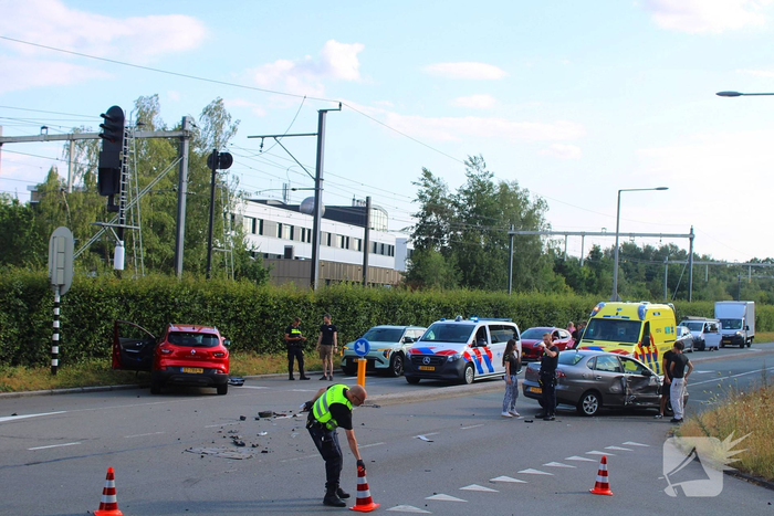 Brokstukken na aanrijding tussen voertuigen