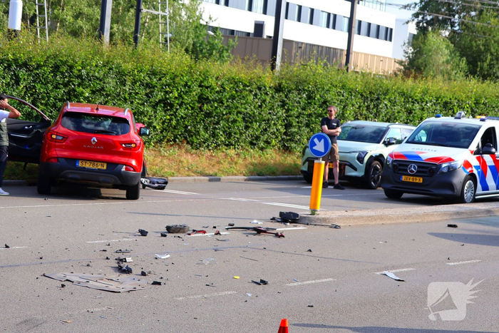 Brokstukken na aanrijding tussen voertuigen