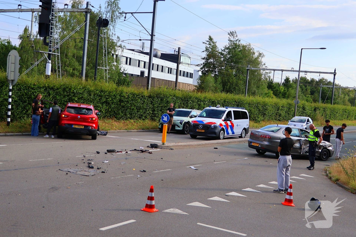 Brokstukken na aanrijding tussen voertuigen