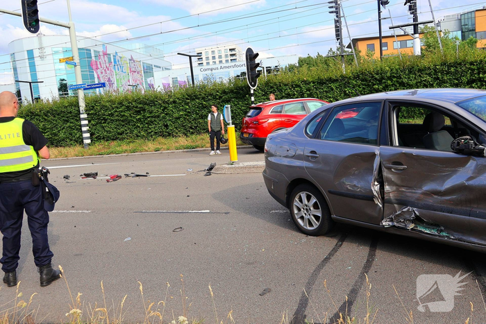 Brokstukken na aanrijding tussen voertuigen