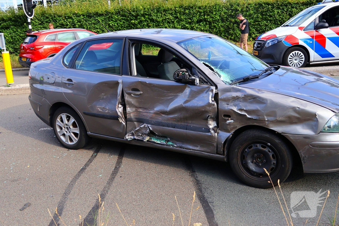 Brokstukken na aanrijding tussen voertuigen