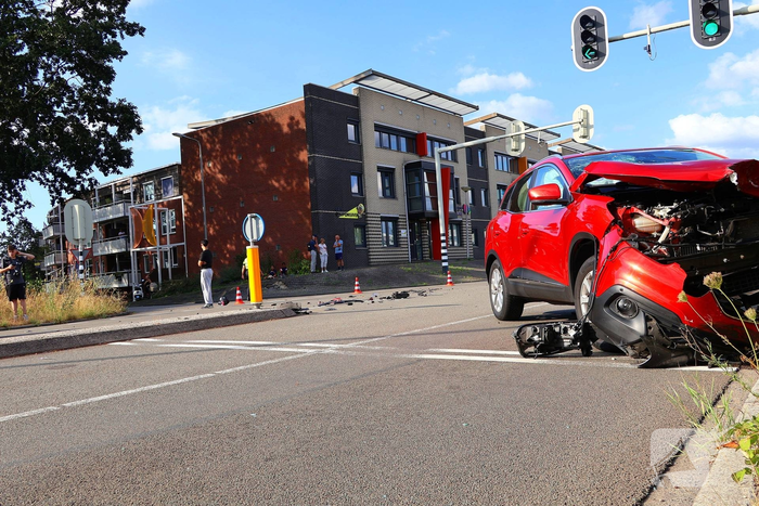 Brokstukken na aanrijding tussen voertuigen