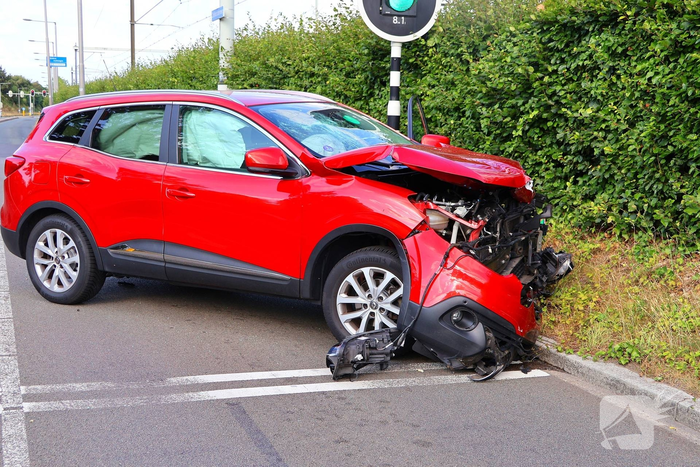 Brokstukken na aanrijding tussen voertuigen