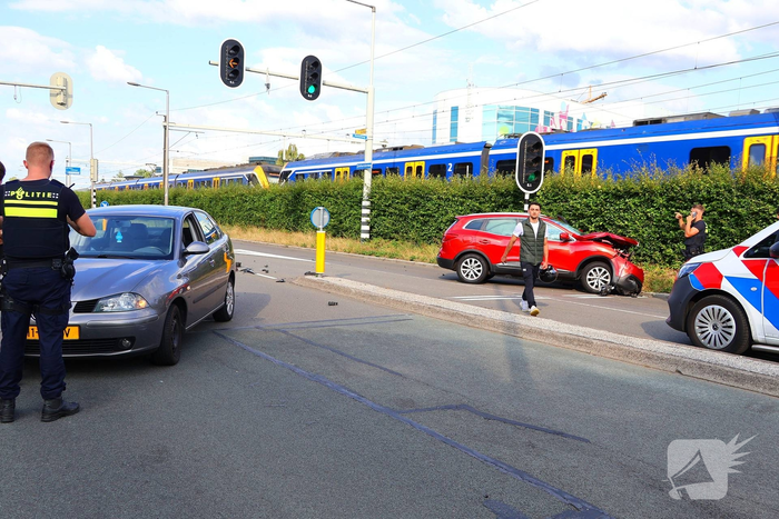Brokstukken na aanrijding tussen voertuigen