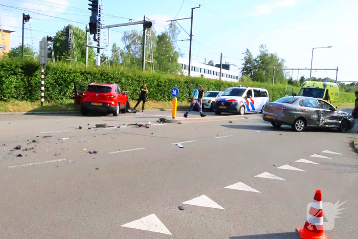 Brokstukken na aanrijding tussen voertuigen