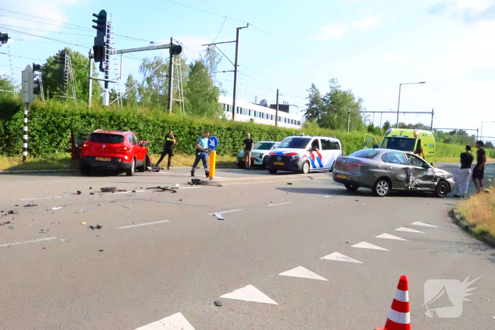 Brokstukken na aanrijding tussen voertuigen