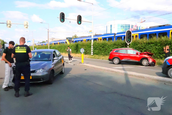 Brokstukken na aanrijding tussen voertuigen