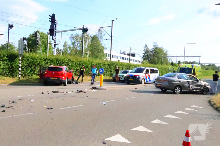 Brokstukken na aanrijding tussen voertuigen