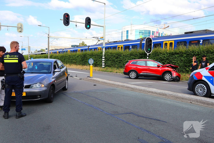 Brokstukken na aanrijding tussen voertuigen