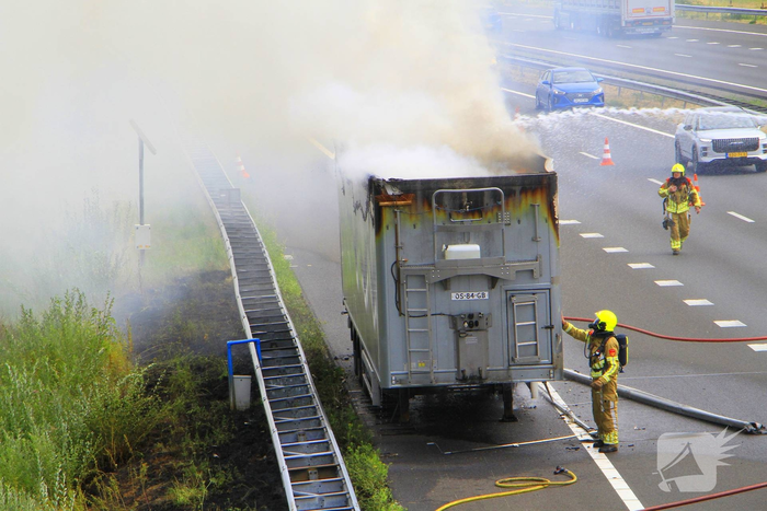Brand in vrachtwagen op snelweg